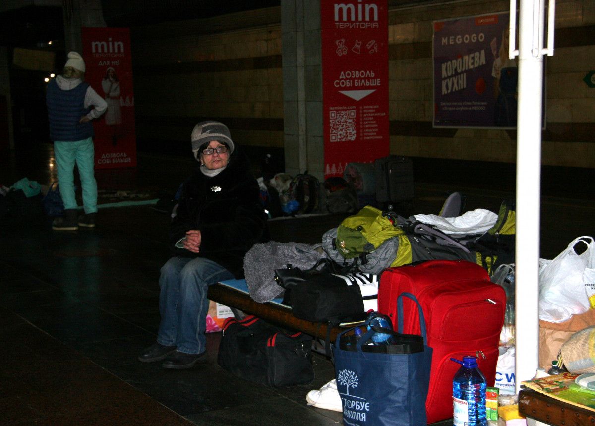 The hard waiting of civilians in the Kyiv metro #2