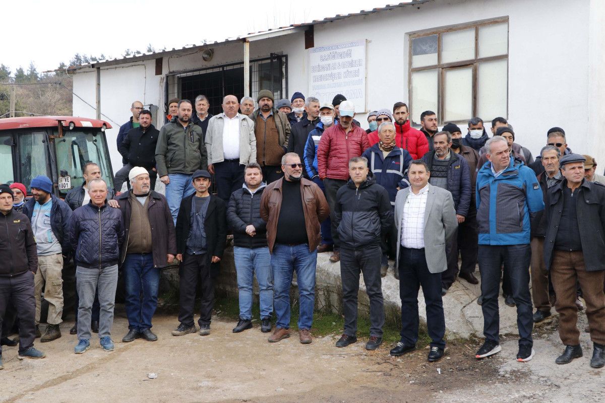 Çanakkale de üretici, mandıracılara kızıp süt döktü #7