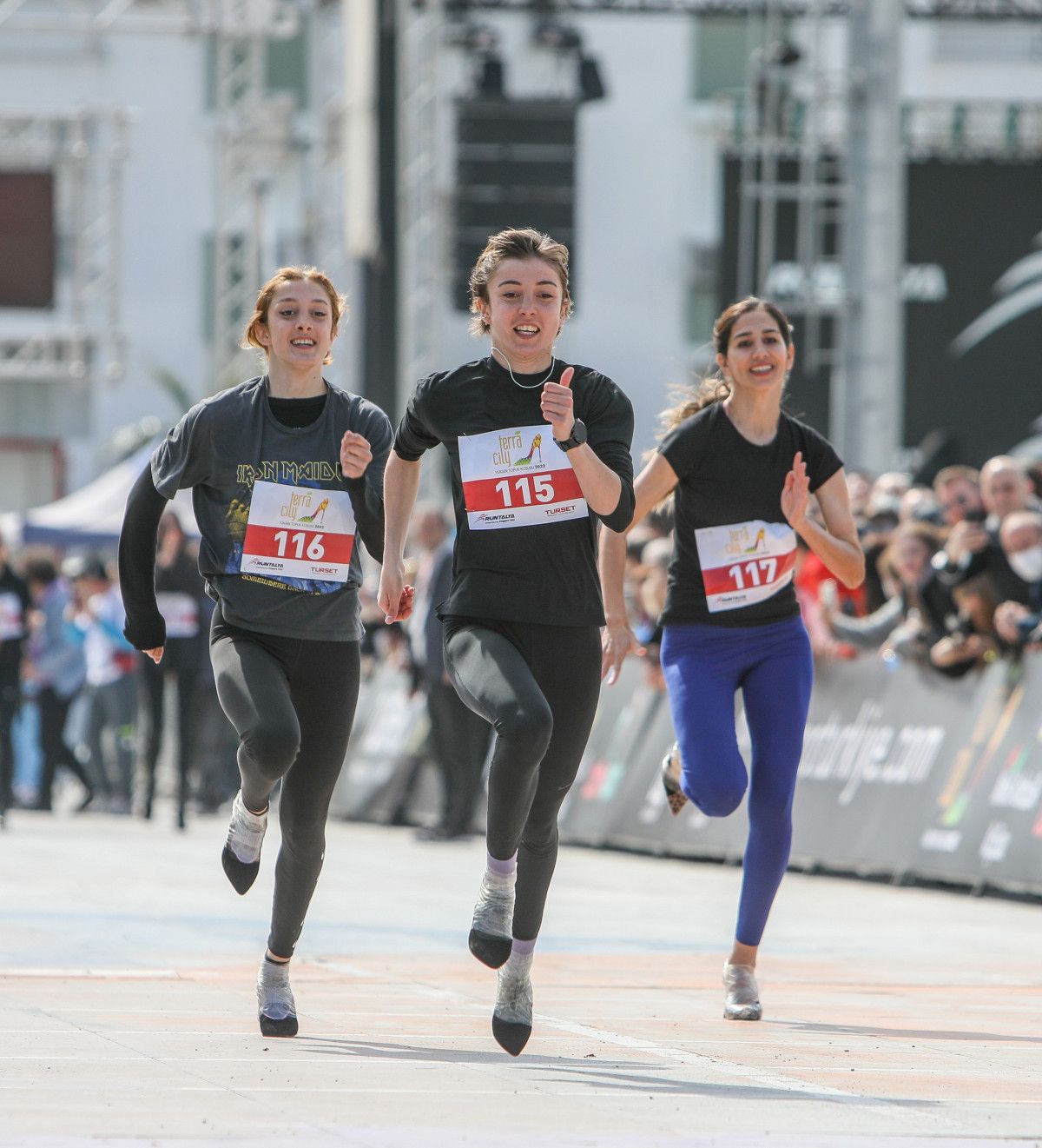 Antalya da kadınlar, topuklu ayakkabılarıyla koşu yarışı yaptı #3