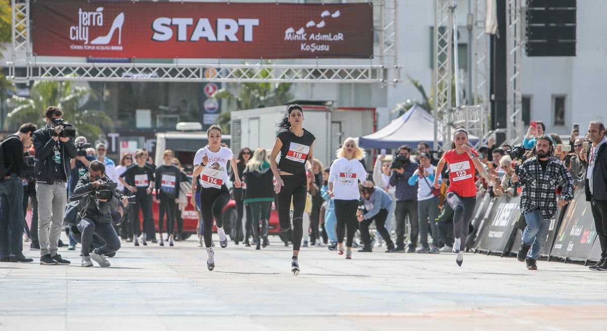 Antalya da kadınlar, topuklu ayakkabılarıyla koşu yarışı yaptı #1
