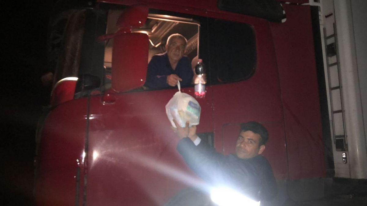 Ukrayna’da mahsur kalan Türk tır şoförlerine gıda yardımı #1