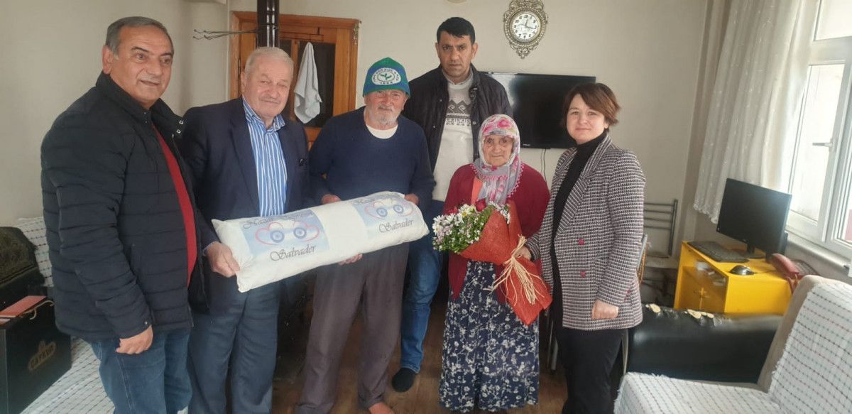 Rize de evlilikte 60 yılını dolduran çiftlere yastık hediyesi #4