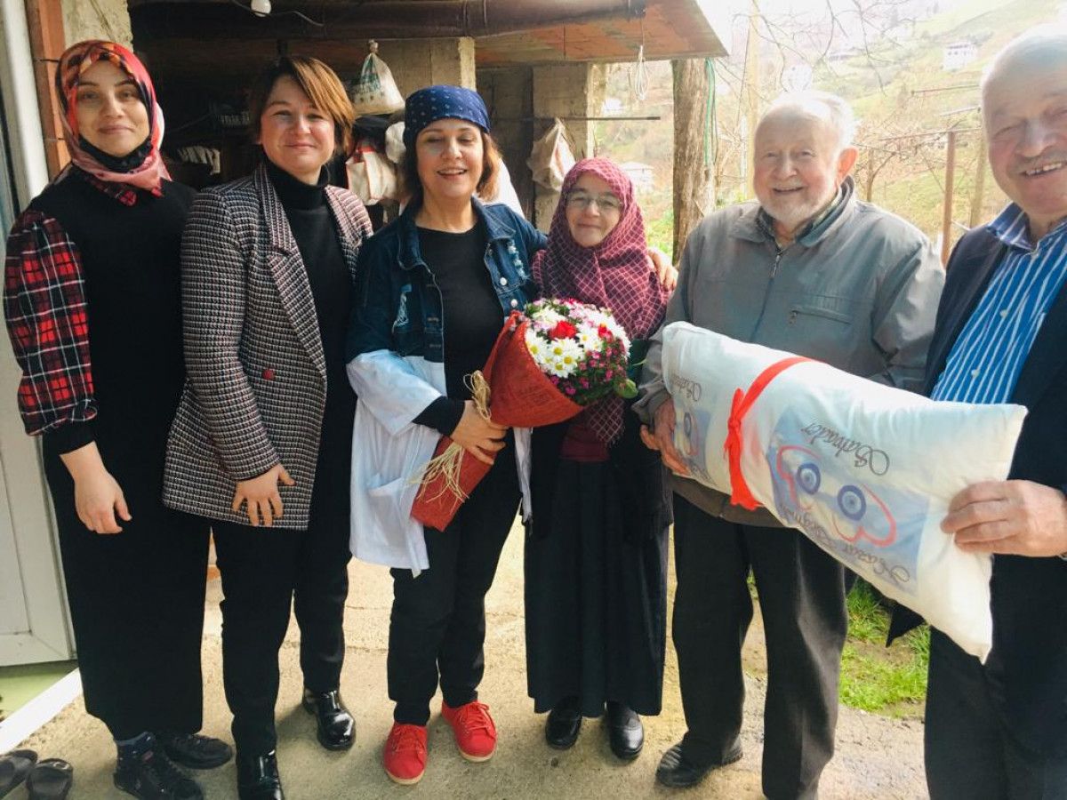 Rize de evlilikte 60 yılını dolduran çiftlere yastık hediyesi #2