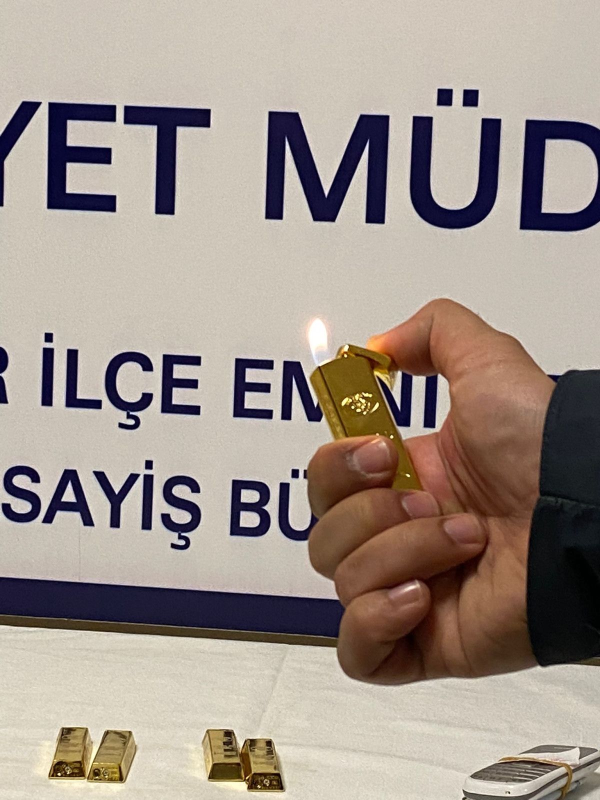 Bağcılar da 12 kişi, külçe altın yerine çakmak alarak dolandırıldı #4
