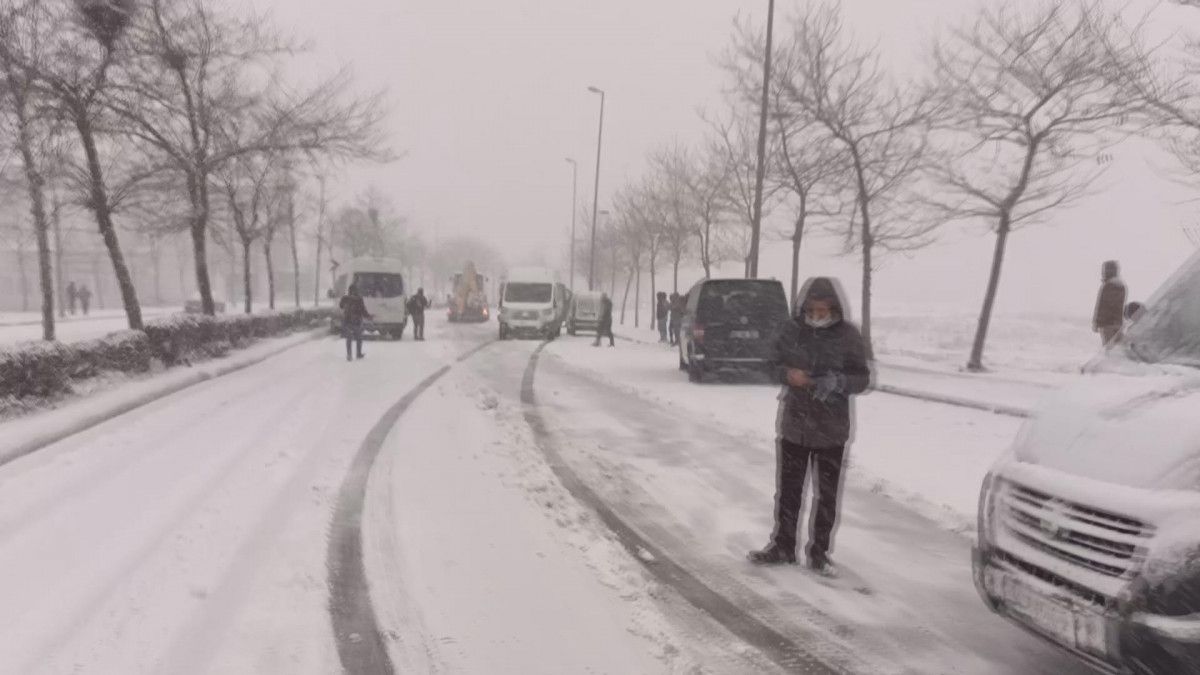 İstanbul da karlı yolda kayan servis araçları birbirine girdi #7