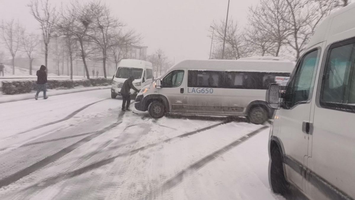 İstanbul da karlı yolda kayan servis araçları birbirine girdi #6