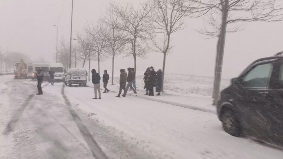 İstanbul da karlı yolda kayan servis araçları birbirine girdi #8