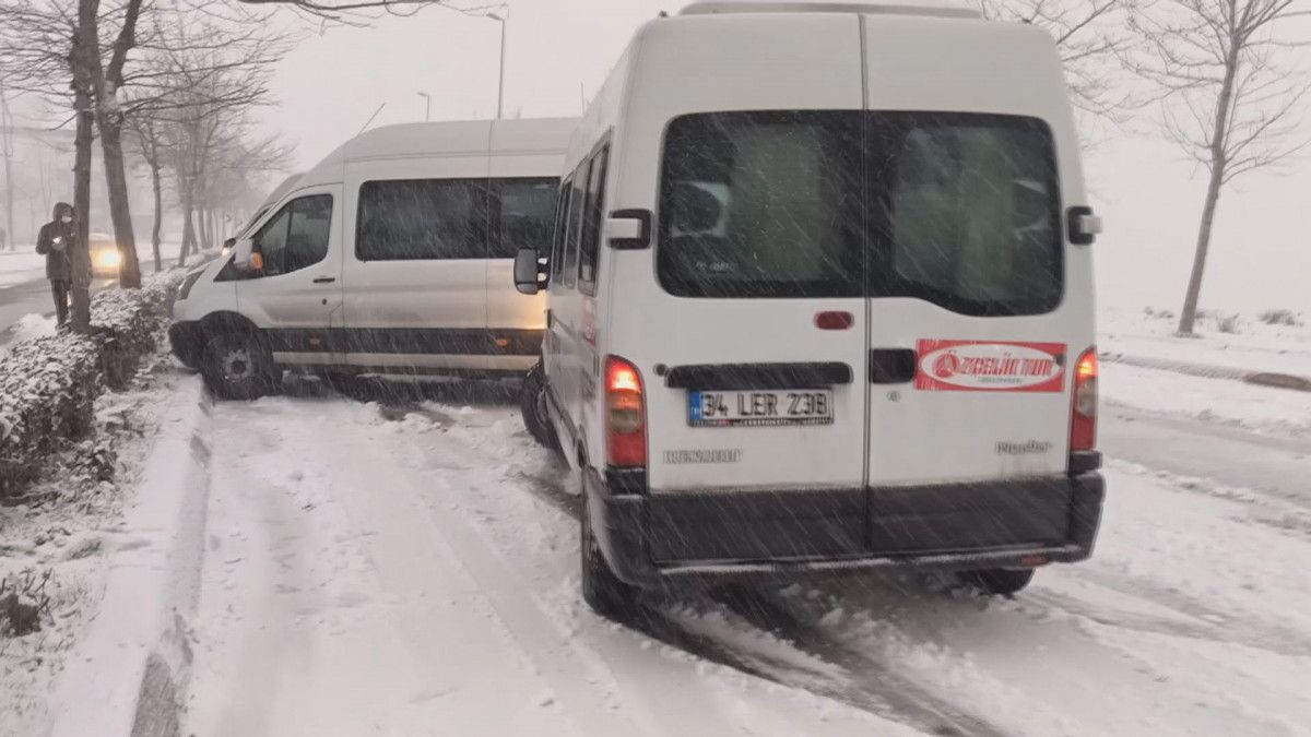 İstanbul da karlı yolda kayan servis araçları birbirine girdi #2