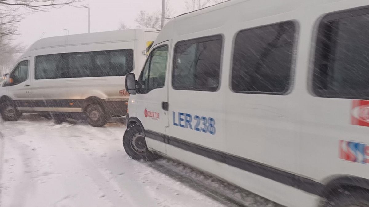 İstanbul da karlı yolda kayan servis araçları birbirine girdi #1