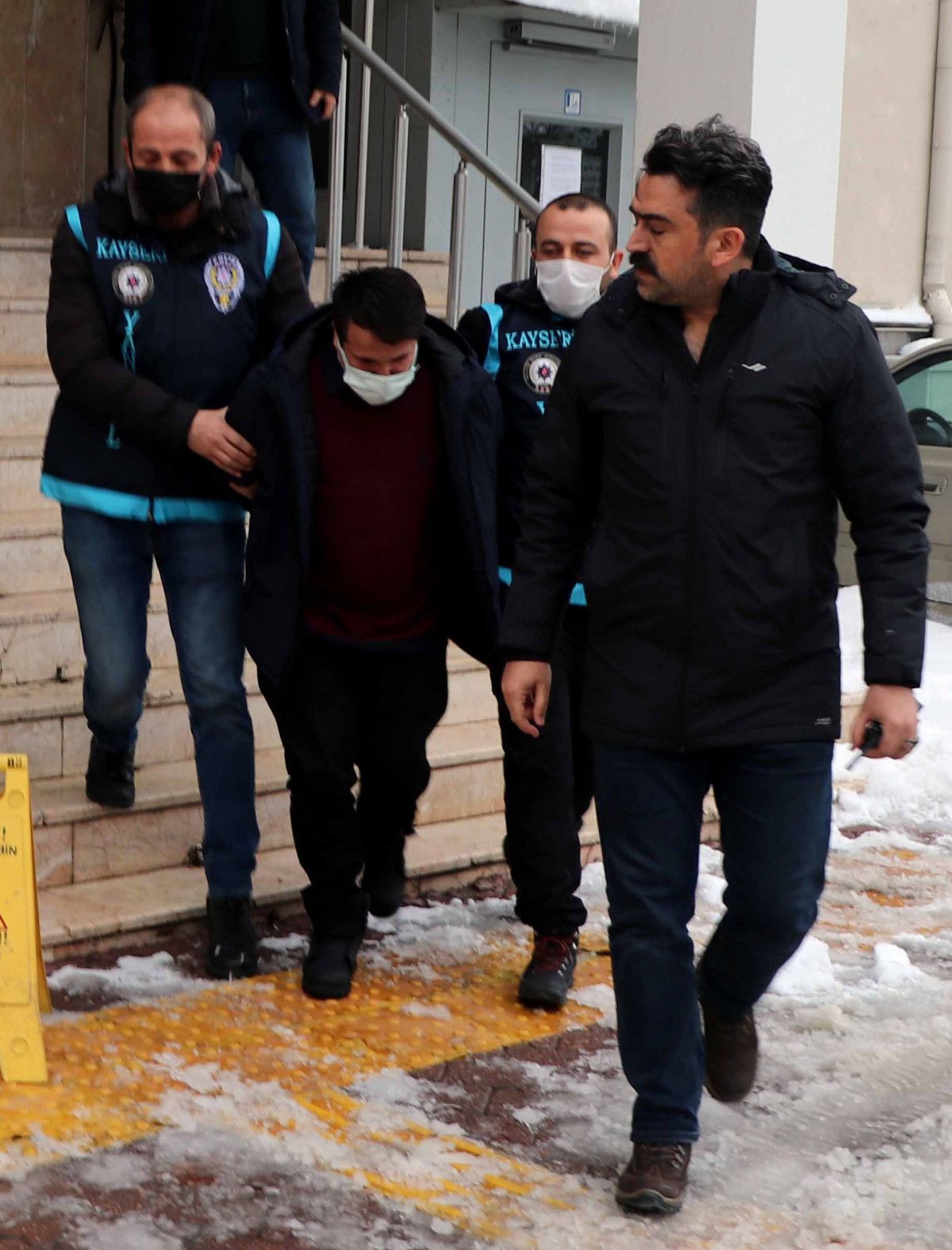 İstanbul da çalıştığı bankadan 140 bin Euro çalan zanlı, alışverişte yakalandı #3