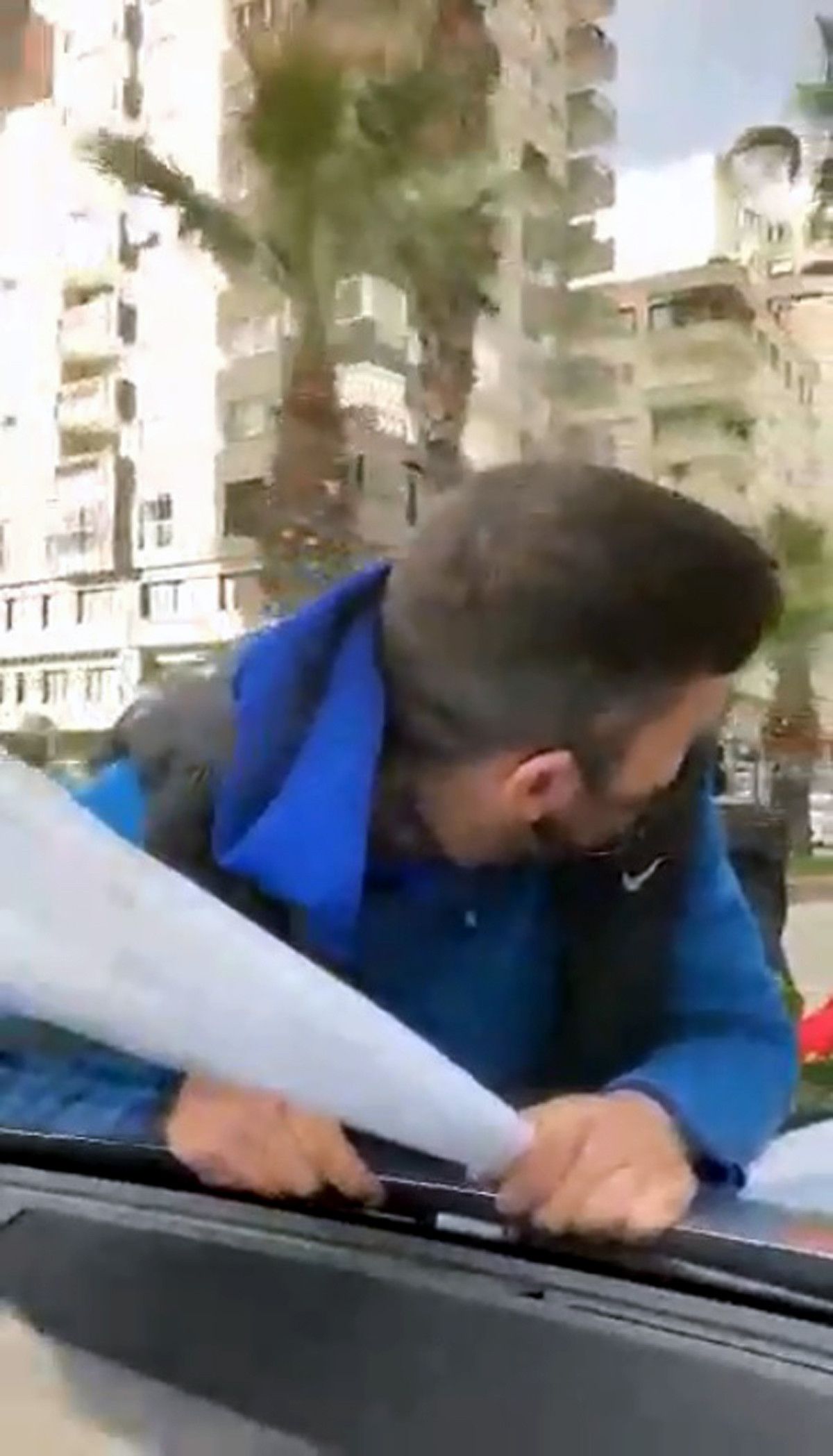 Adana da verilen parayı beğenmeyince gelin arabasının üstüne yattı #2