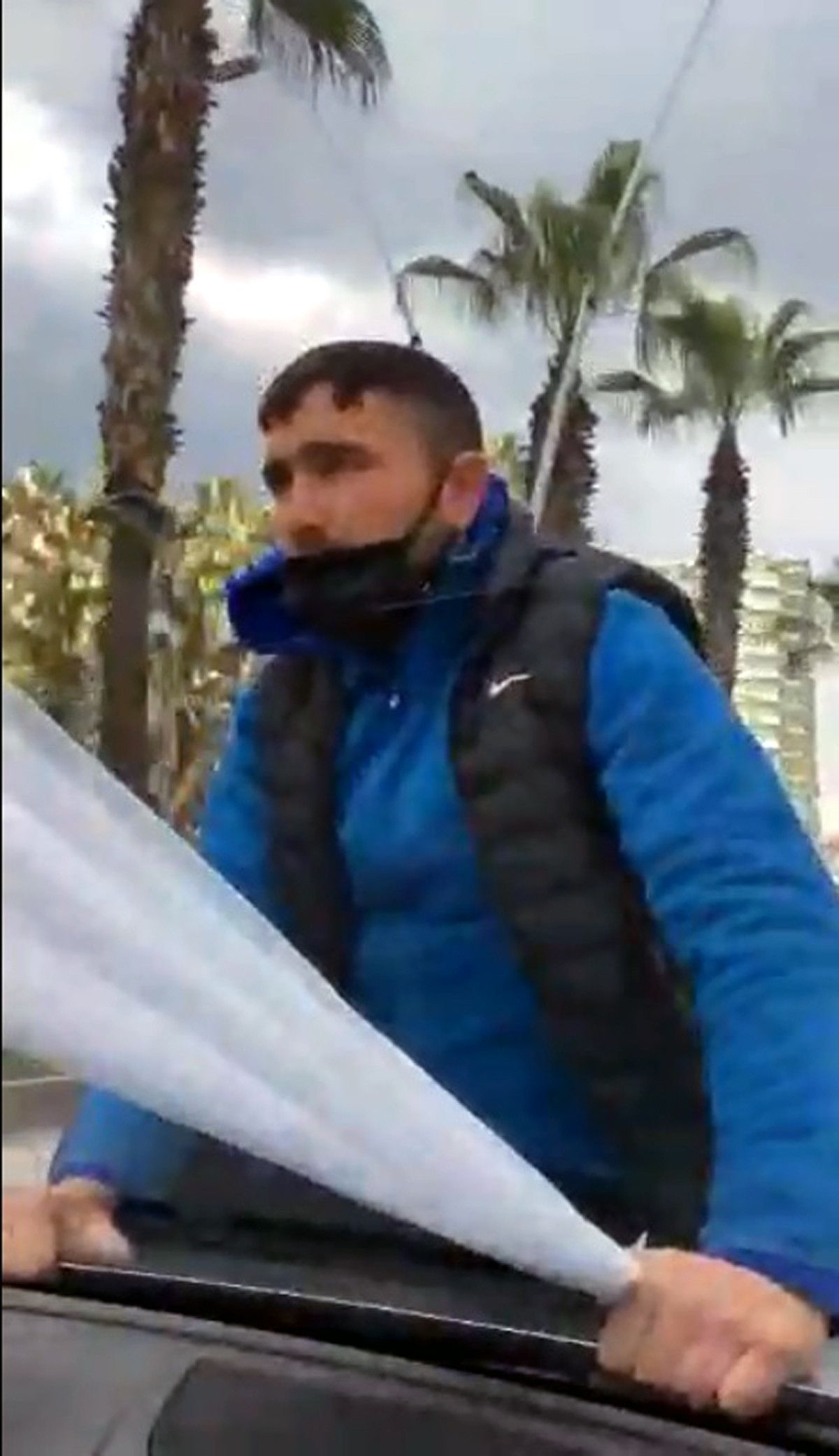 Adana da verilen parayı beğenmeyince gelin arabasının üstüne yattı #3