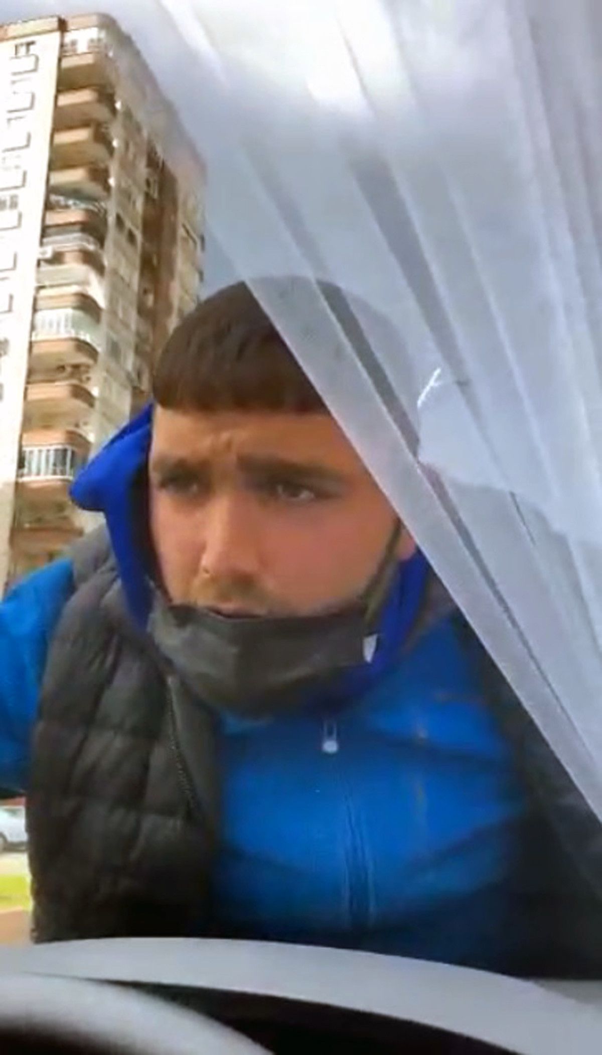 Adana da verilen parayı beğenmeyince gelin arabasının üstüne yattı #1