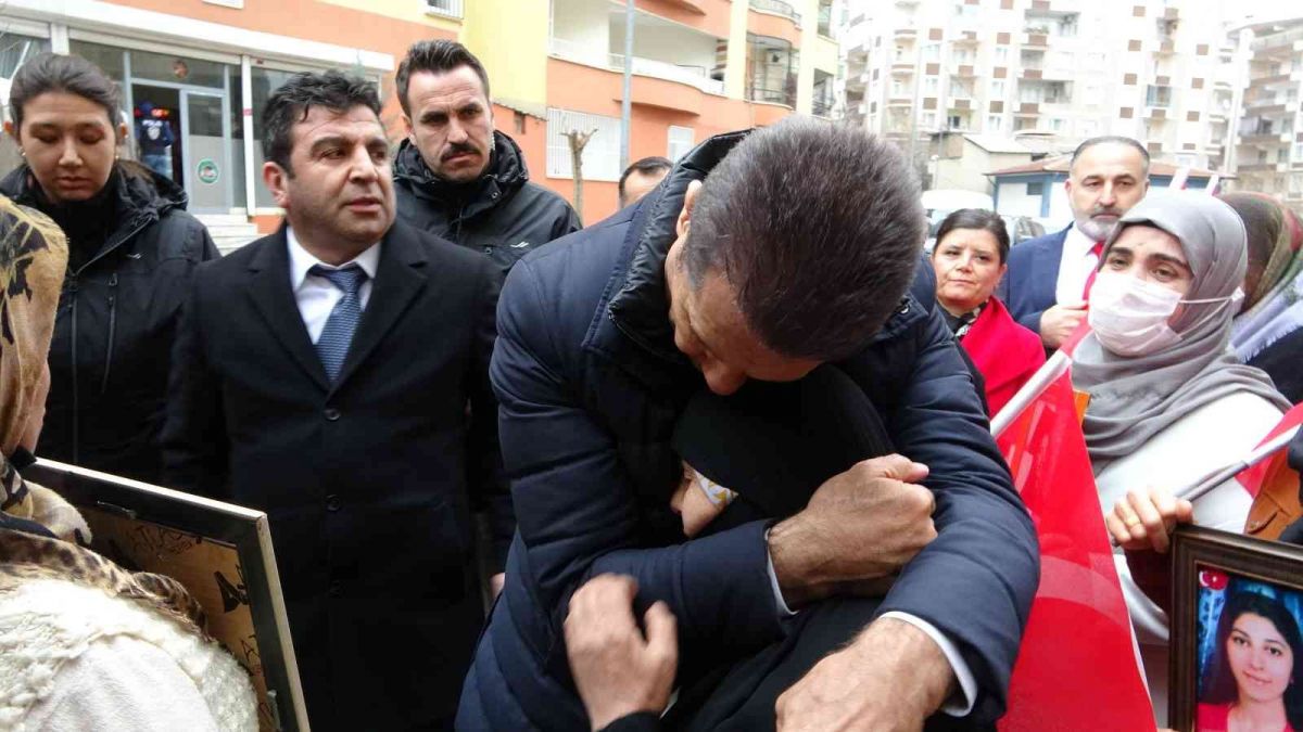 Mustafa Sarıgül, Diyarbakır da evlat nöbeti tutan aileleri ziyaret etti #1