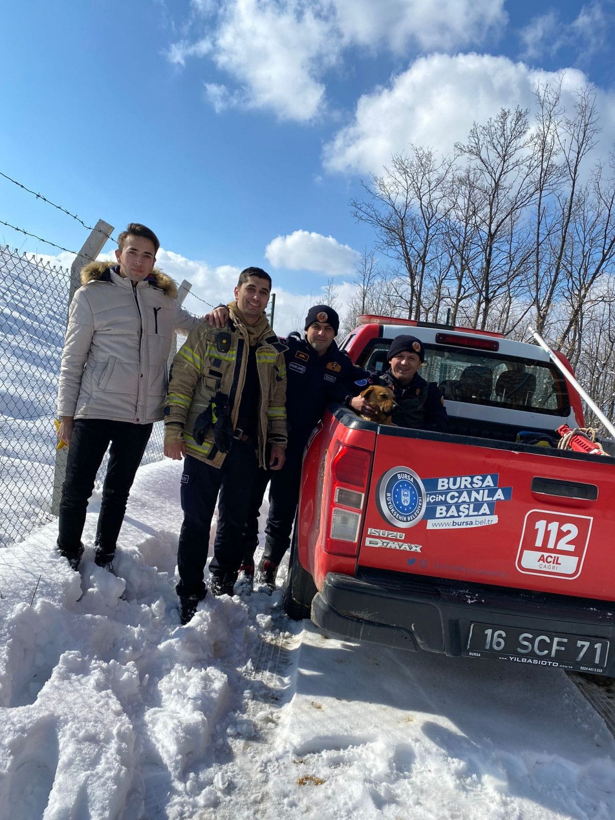 Bursa da kırılan buzlu gölete düşen köpek, son anda kurtarıldı #5