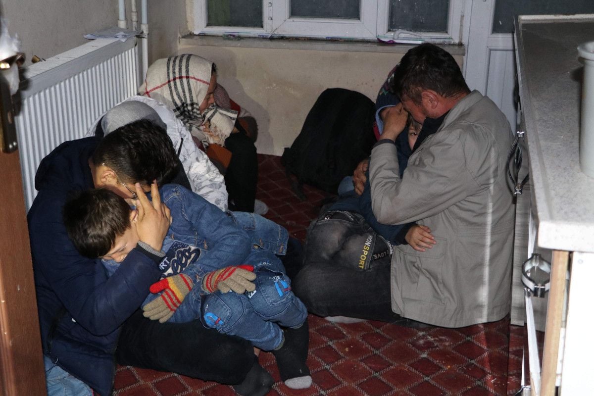 Van da bir eve yapılan baskında 32 kaçak göçmen yakalandı #4