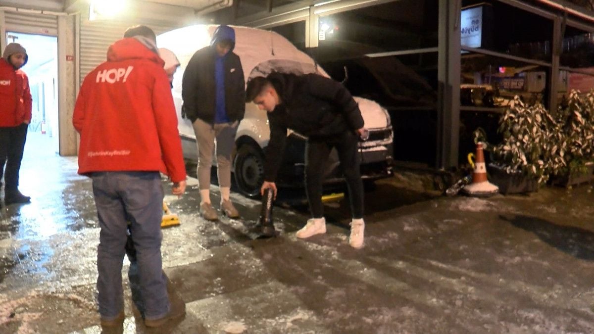 İstanbul da buz tutan yollar, kazaları beraberinde getirdi #2