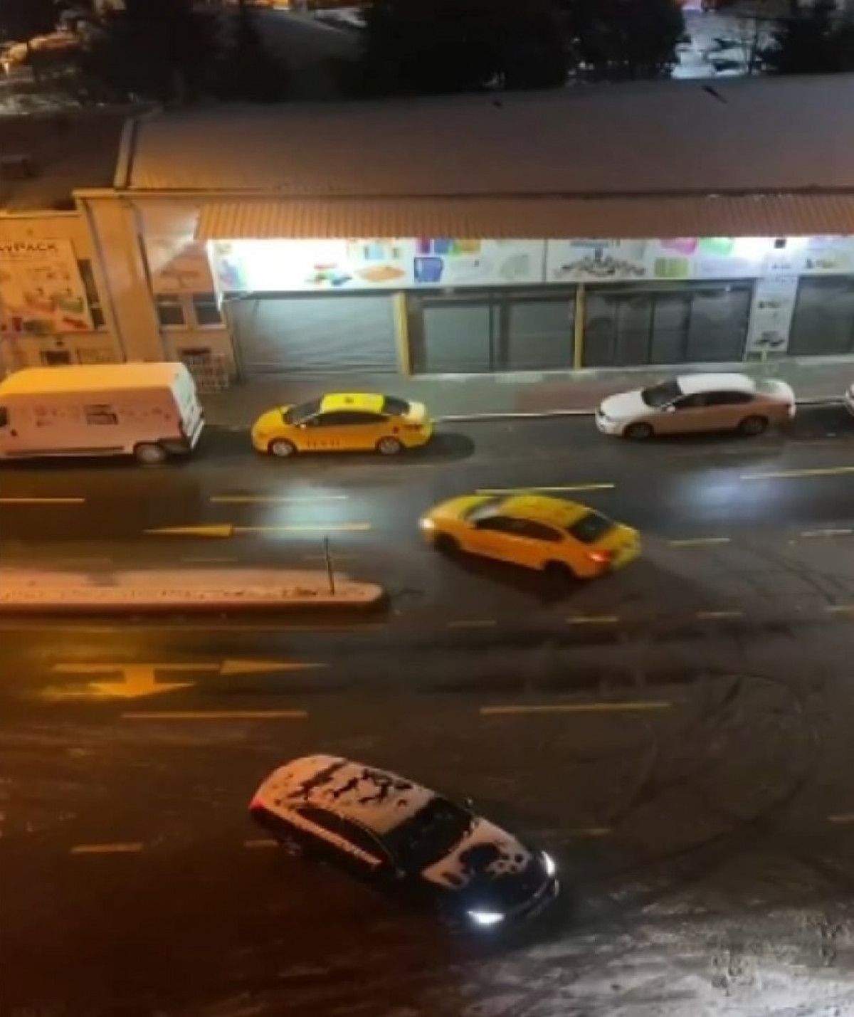 İstanbul da buz tutan yollar, kazaları beraberinde getirdi #3