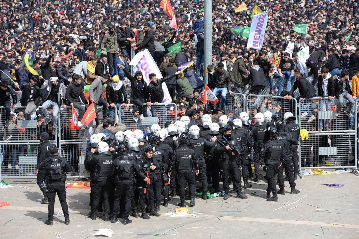 Diyarbakır da HDP nin Nevruz etkinliğinde PKK sloganı atanlar yakalandı #6