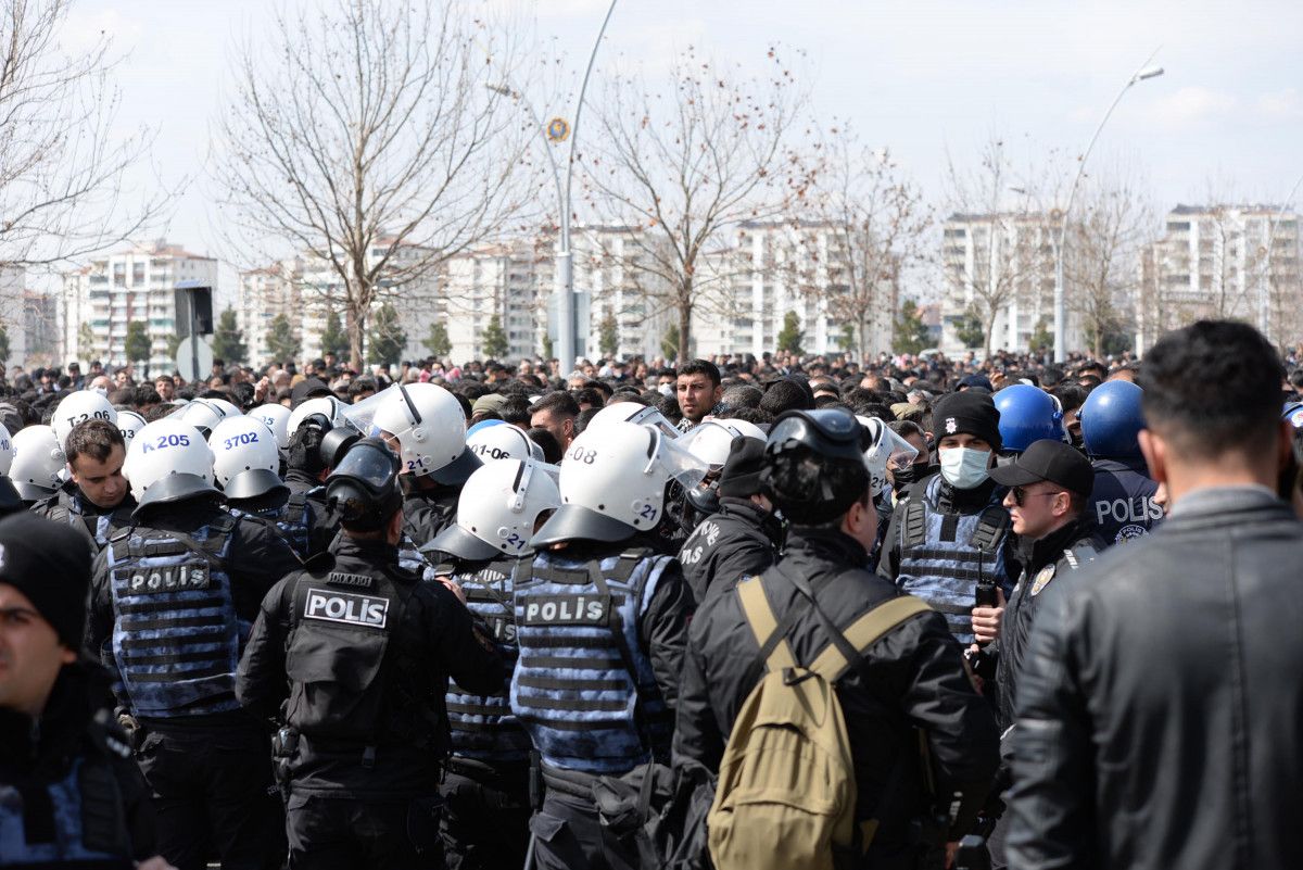 Diyarbakır da HDP nin Nevruz etkinliğinde PKK sloganı atanlar yakalandı #7
