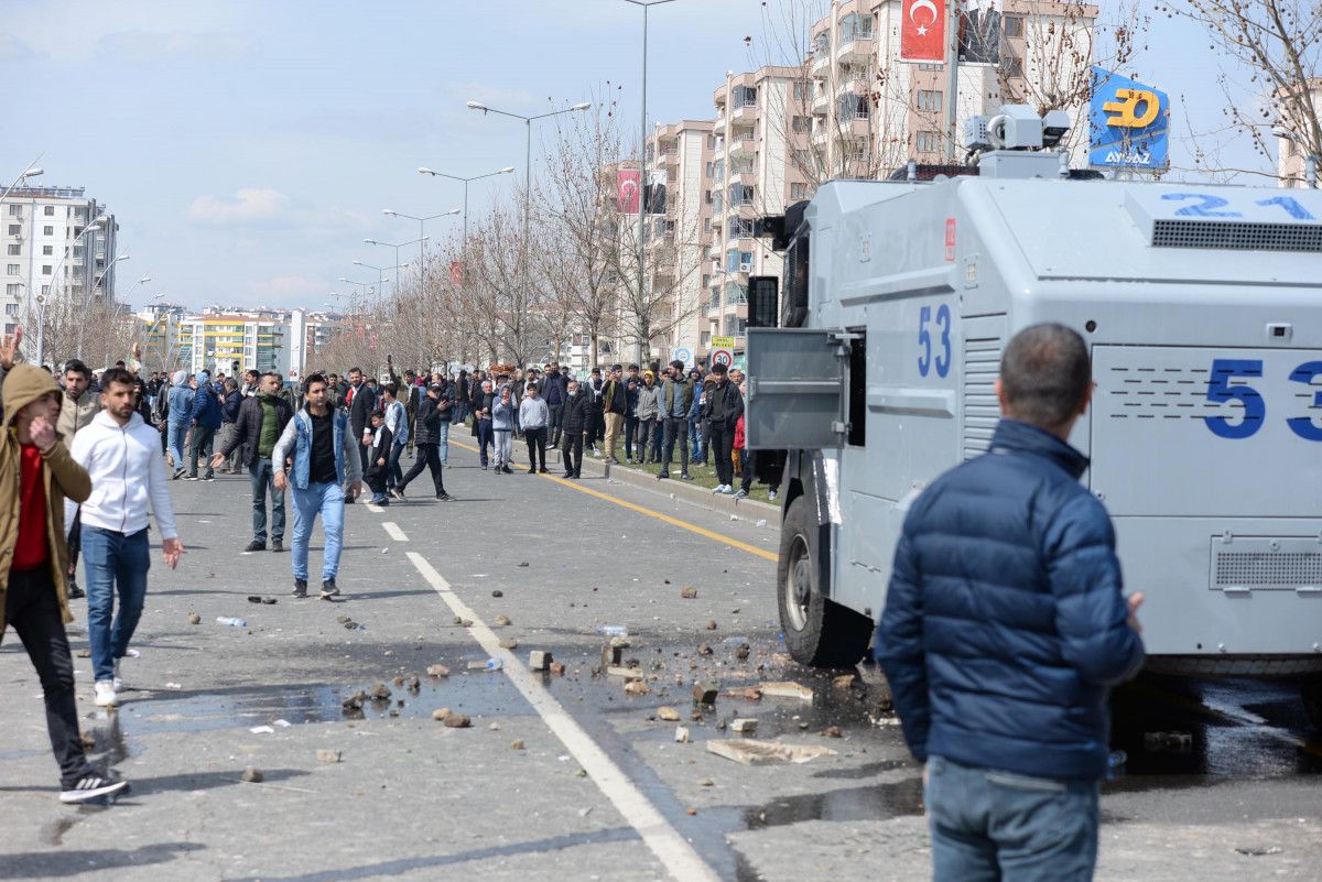 Diyarbakır da HDP nin Nevruz etkinliğinde PKK sloganı atanlar yakalandı #4