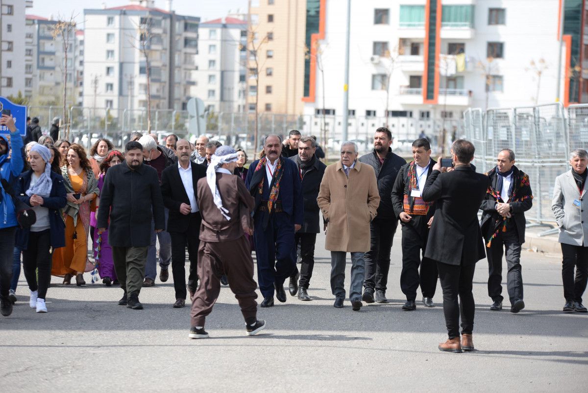Diyarbakır da HDP nin Nevruz etkinliğinde PKK sloganı atanlar yakalandı #8