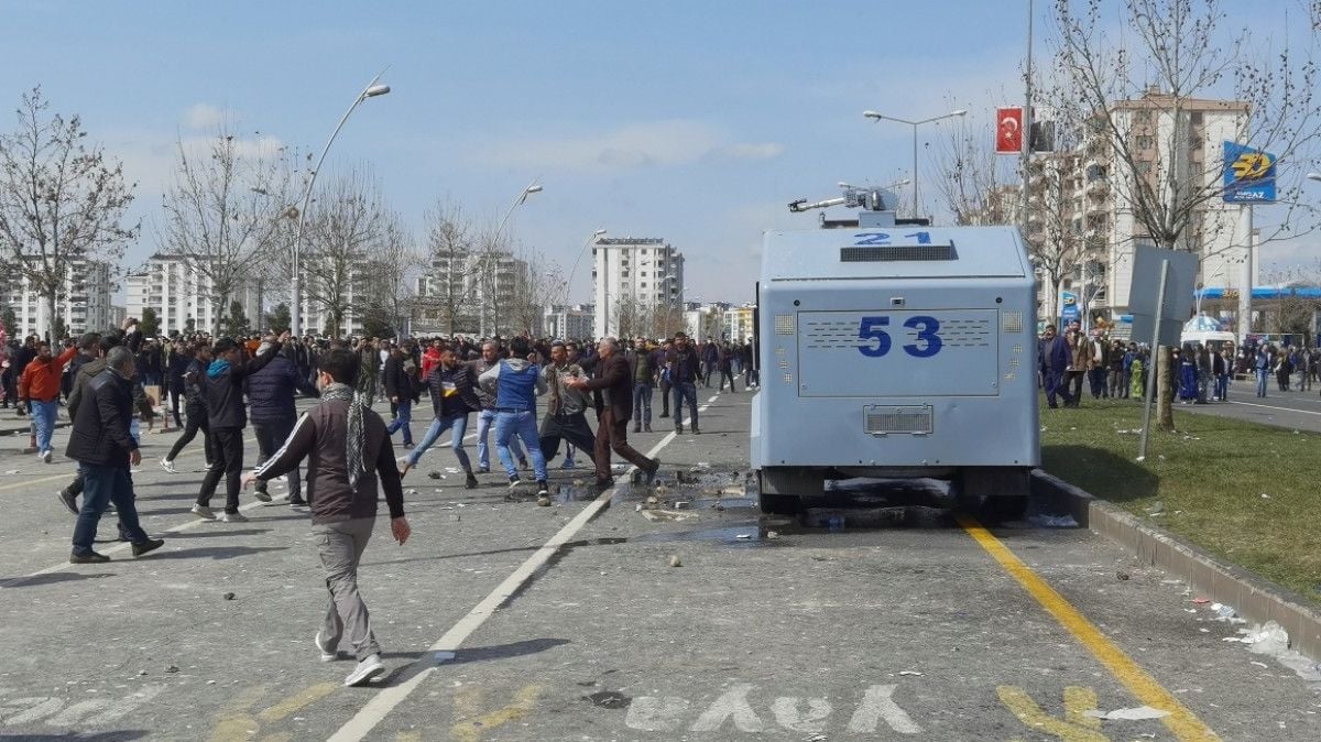 Diyarbakır da HDP nin Nevruz etkinliğinde PKK sloganı atanlar yakalandı #1