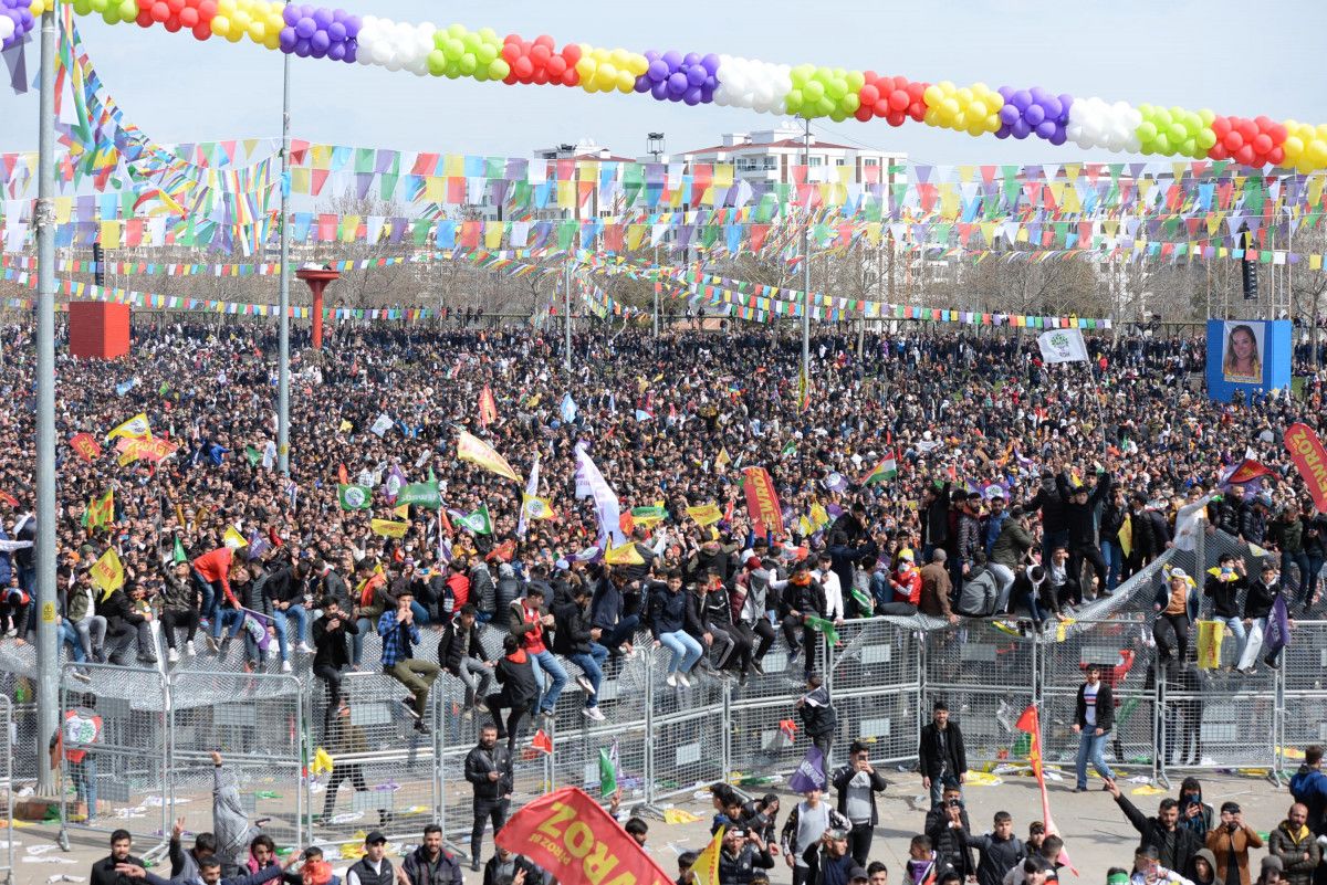 Diyarbakır da HDP nin Nevruz etkinliğinde PKK sloganı atanlar yakalandı #9