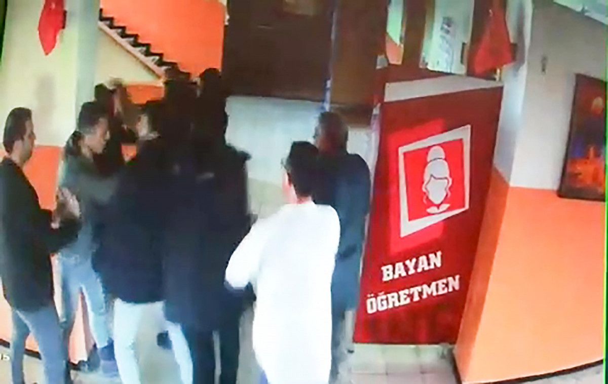Erzurum da okula gelen veli, müdüre saldırdı  #1