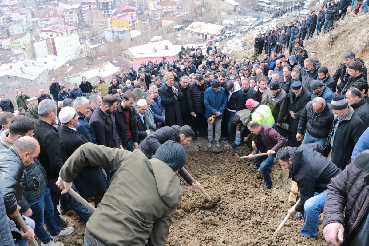 İstanbul da silahlı saldırıda öldürülen iki kardeş toprağa verildi #4