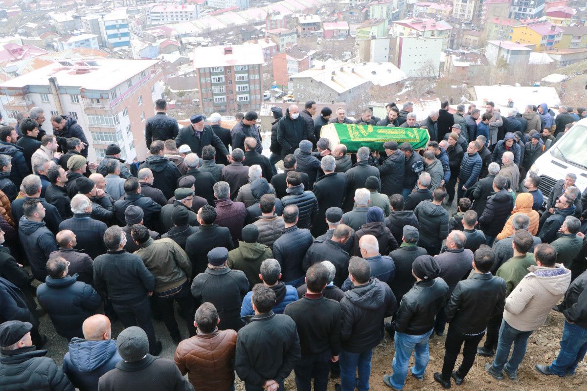 İstanbul da silahlı saldırıda öldürülen iki kardeş toprağa verildi #1