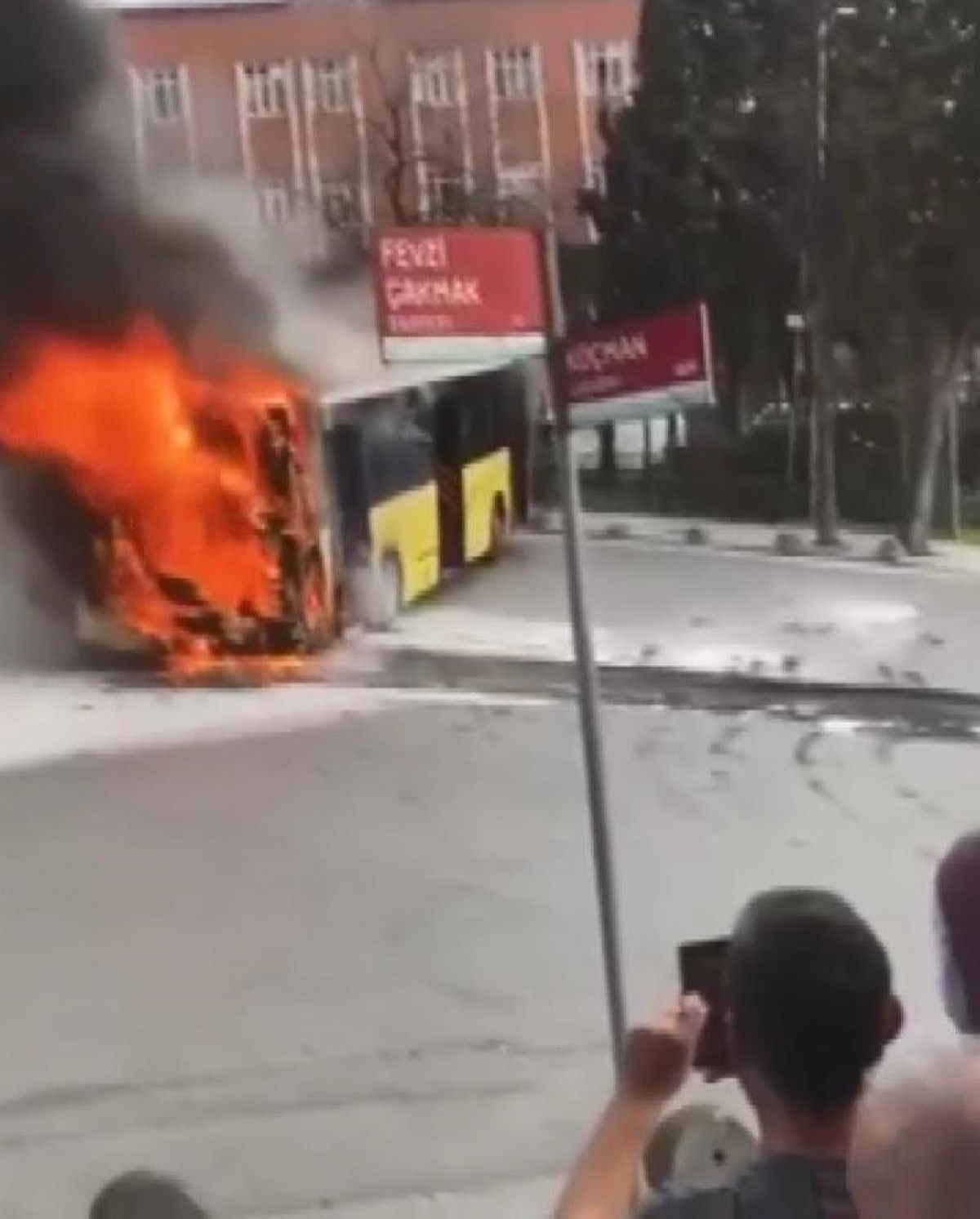 Bağcılar da İETT otobüsü alev alev yandı #1