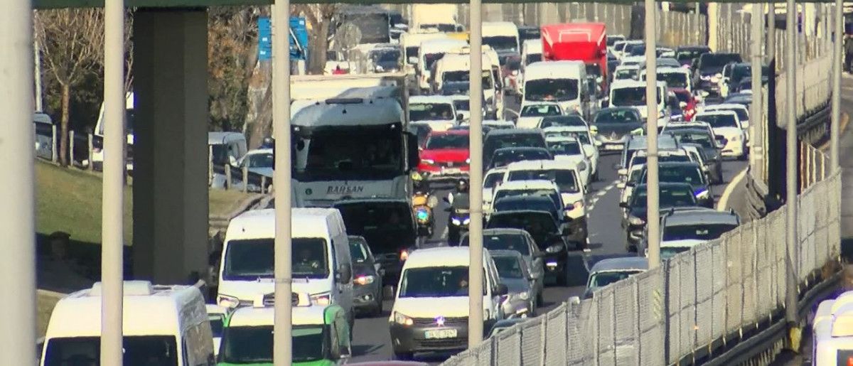 İstanbul un trafik çilesi: 1 yılda 247 bin 415 araç daha eklendi #8
