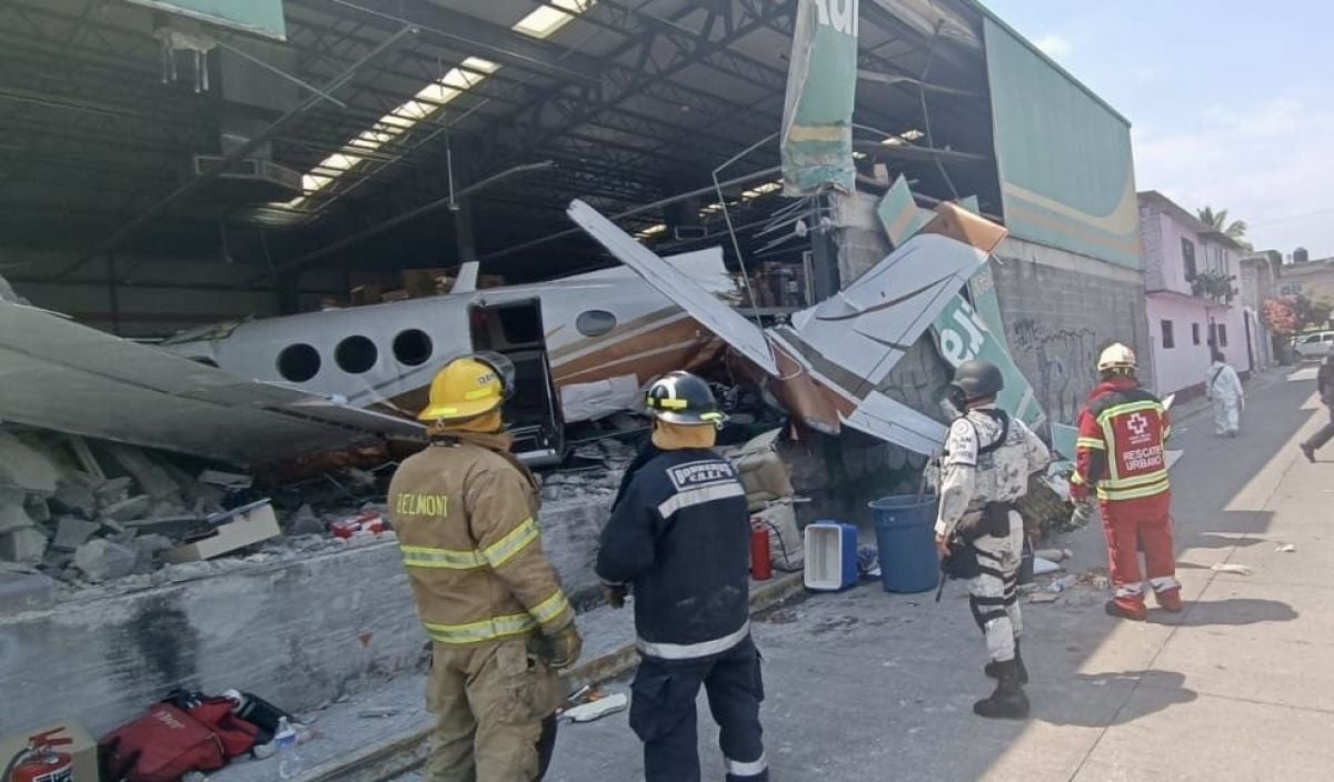 Meksika da 3 kişiyi öldüren facia: Uçak, marketin üzerine düştü #10