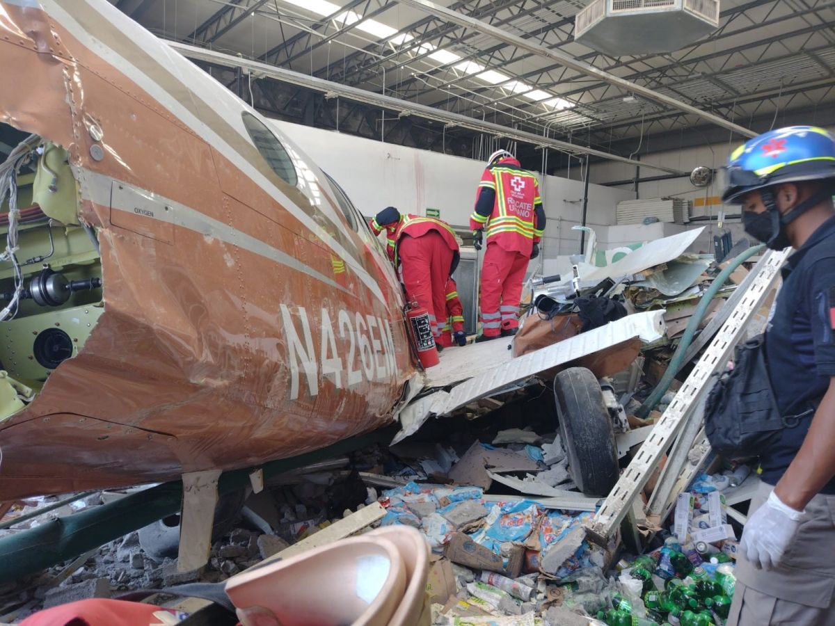 Meksika da 3 kişiyi öldüren facia: Uçak, marketin üzerine düştü #2