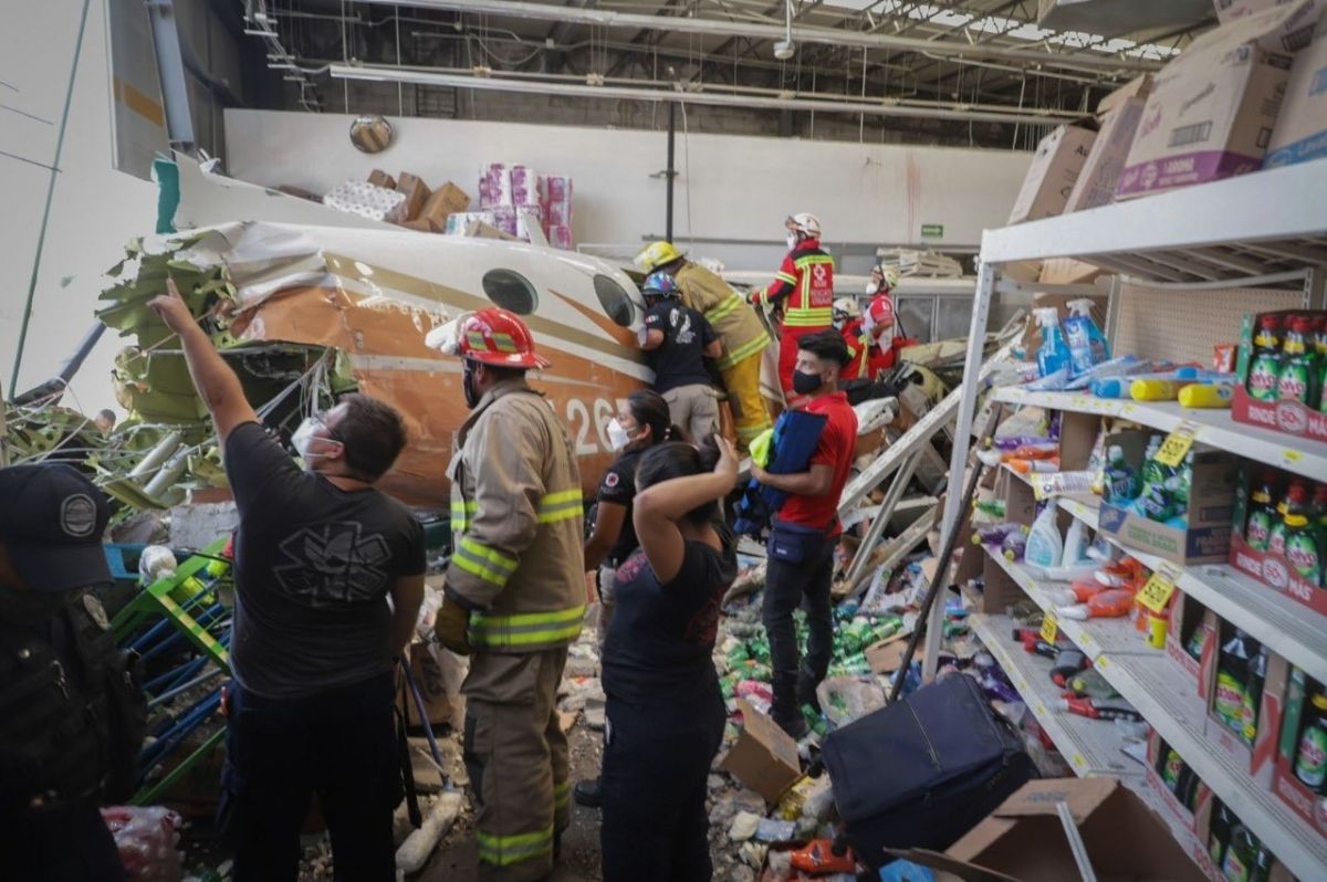 Meksika da 3 kişiyi öldüren facia: Uçak, marketin üzerine düştü #6