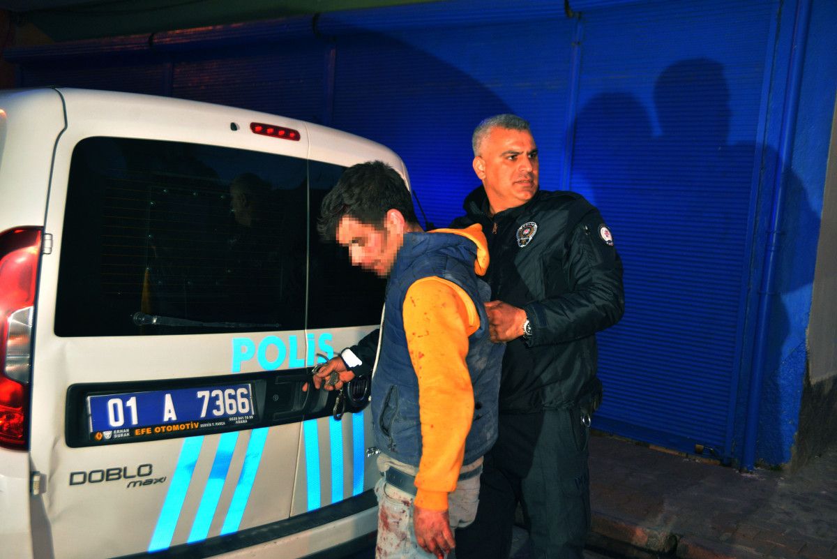 Adana da çatıdan inemeyen hırsıza sopayla vurdular #9