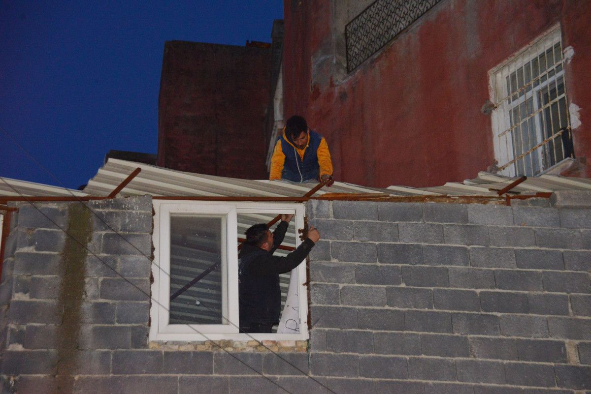 Adana da çatıdan inemeyen hırsıza sopayla vurdular #2