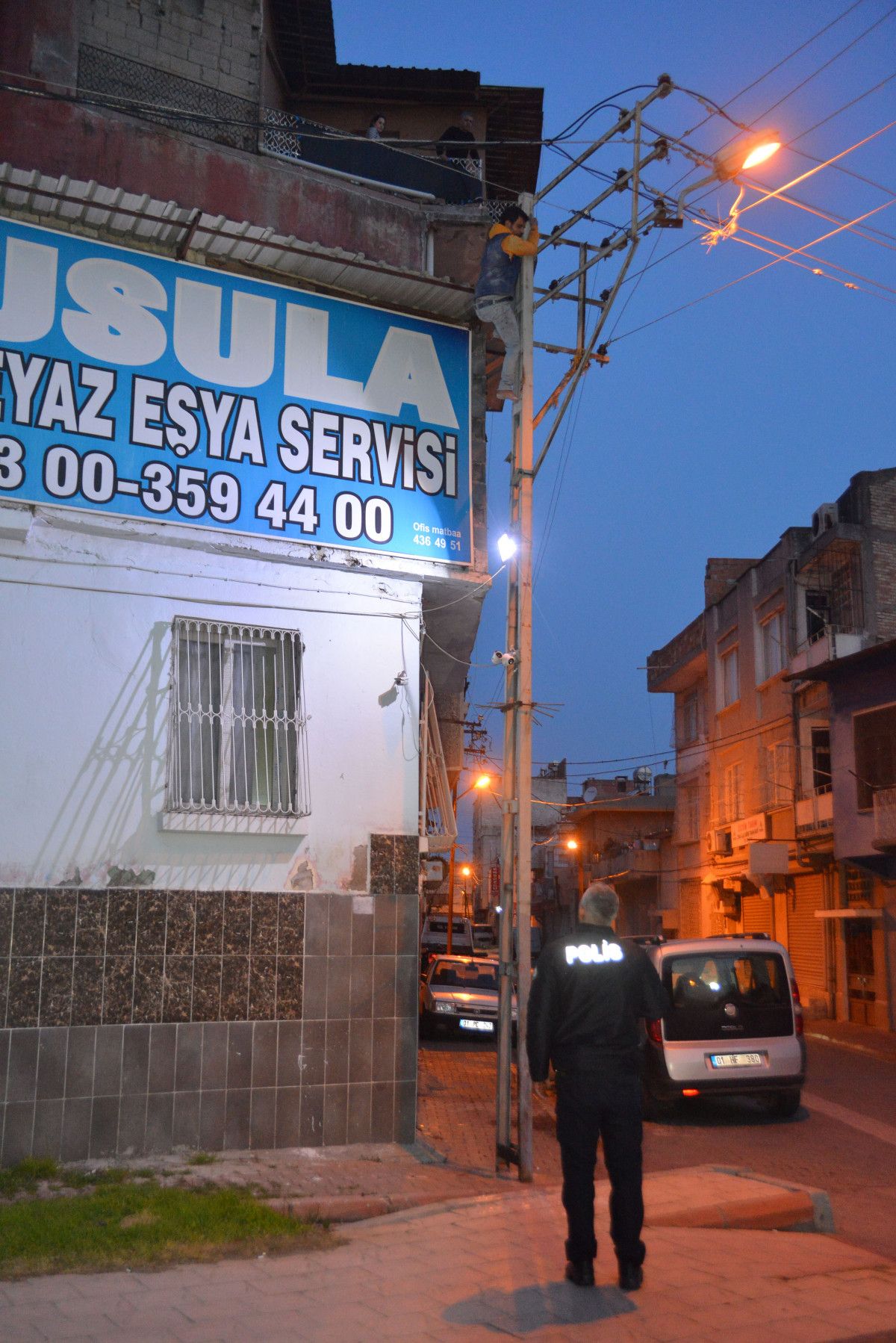 Adana da çatıdan inemeyen hırsıza sopayla vurdular #5