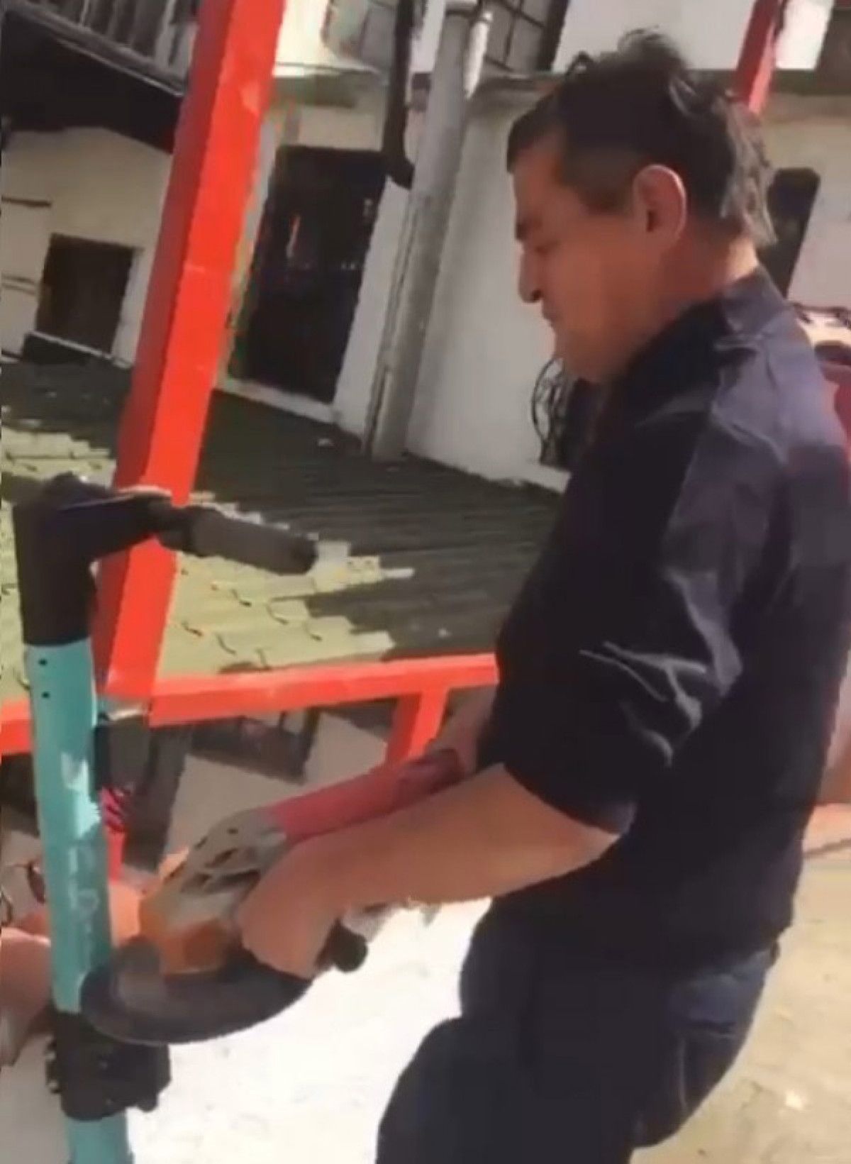 Antalya daki işletmeci, restoranının önüne bırakılan scooter bağlantı kablolarını kesti #2