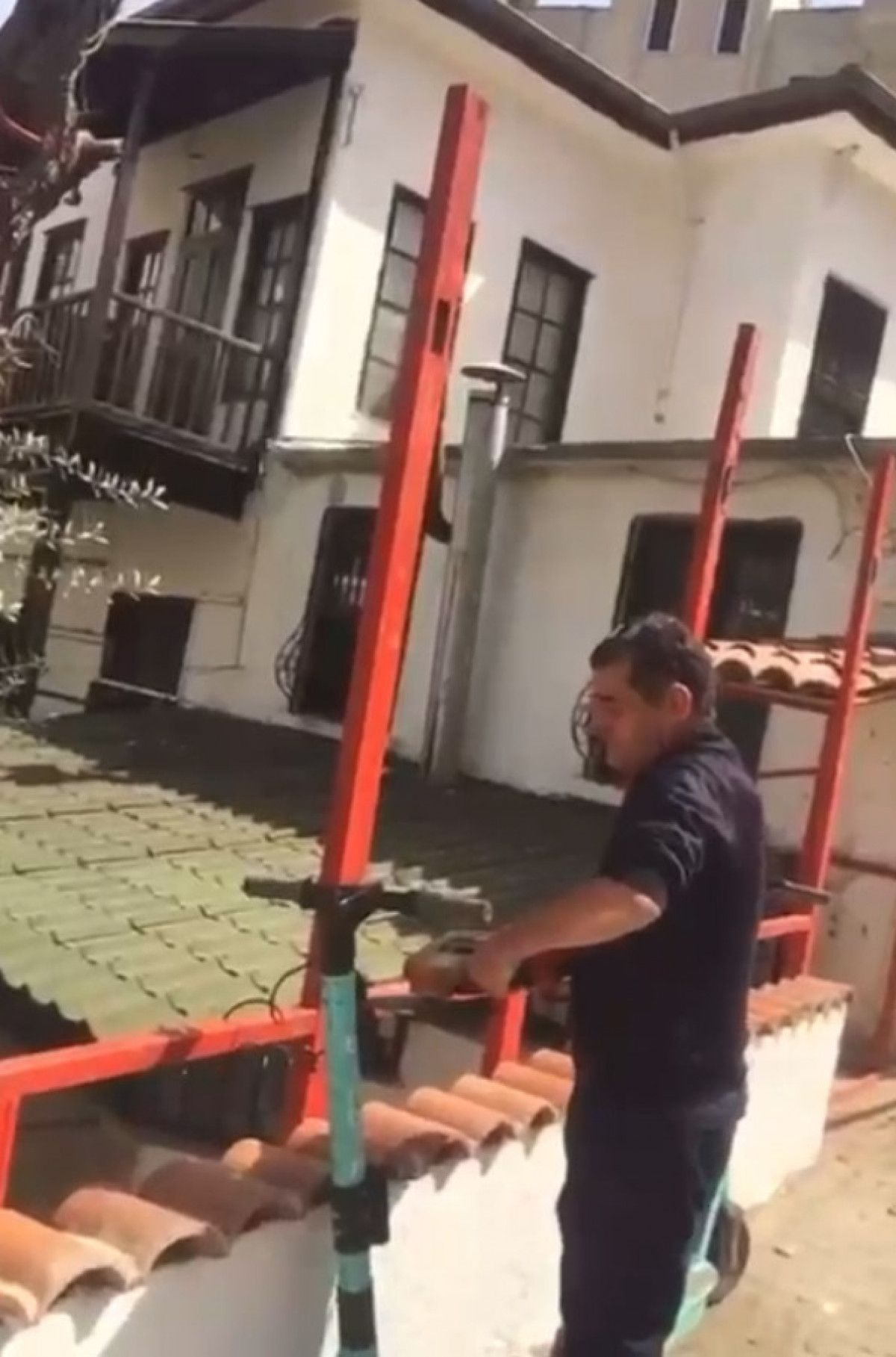 Antalya daki işletmeci, restoranının önüne bırakılan scooter bağlantı kablolarını kesti #1
