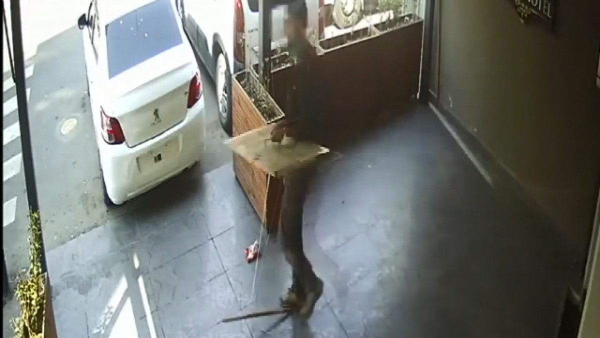 Şişli’de hırsızlar otelin önündeki mazgalı çaldı #2