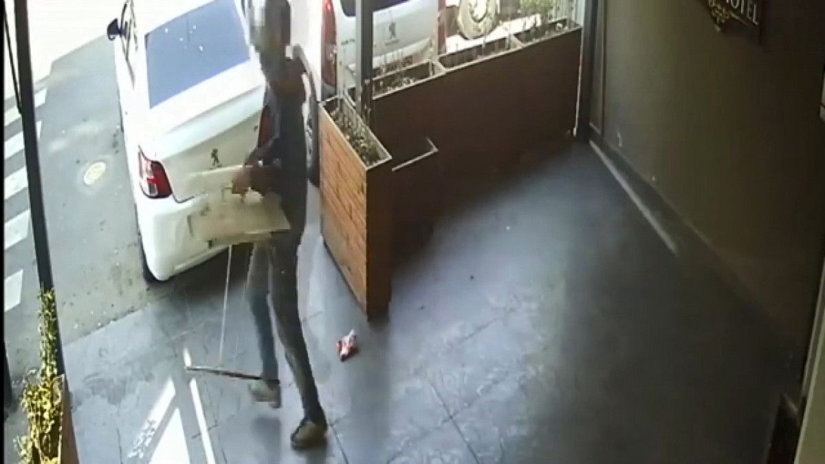 Şişli’de hırsızlar otelin önündeki mazgalı çaldı #3