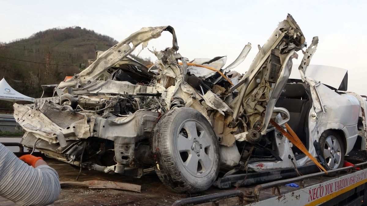 Ordu da aşırı hız kazası: Otomobil tıra çarptı #4