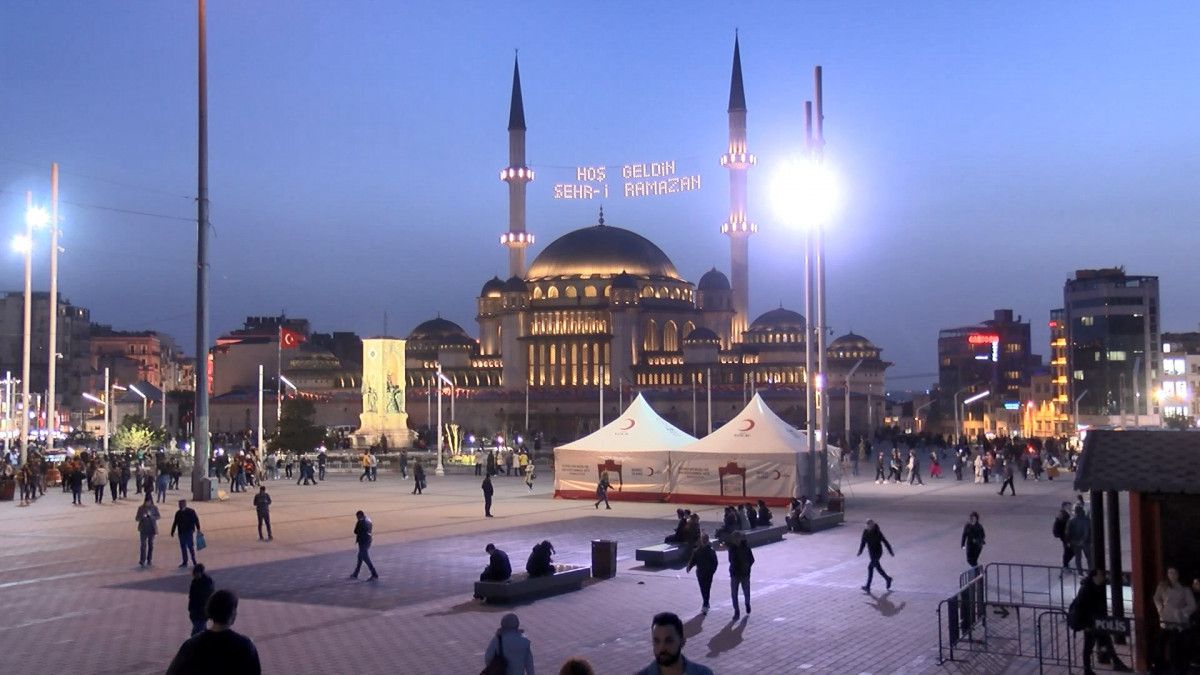 Taksim Camii nde ilk teravih namazı kılındı #1