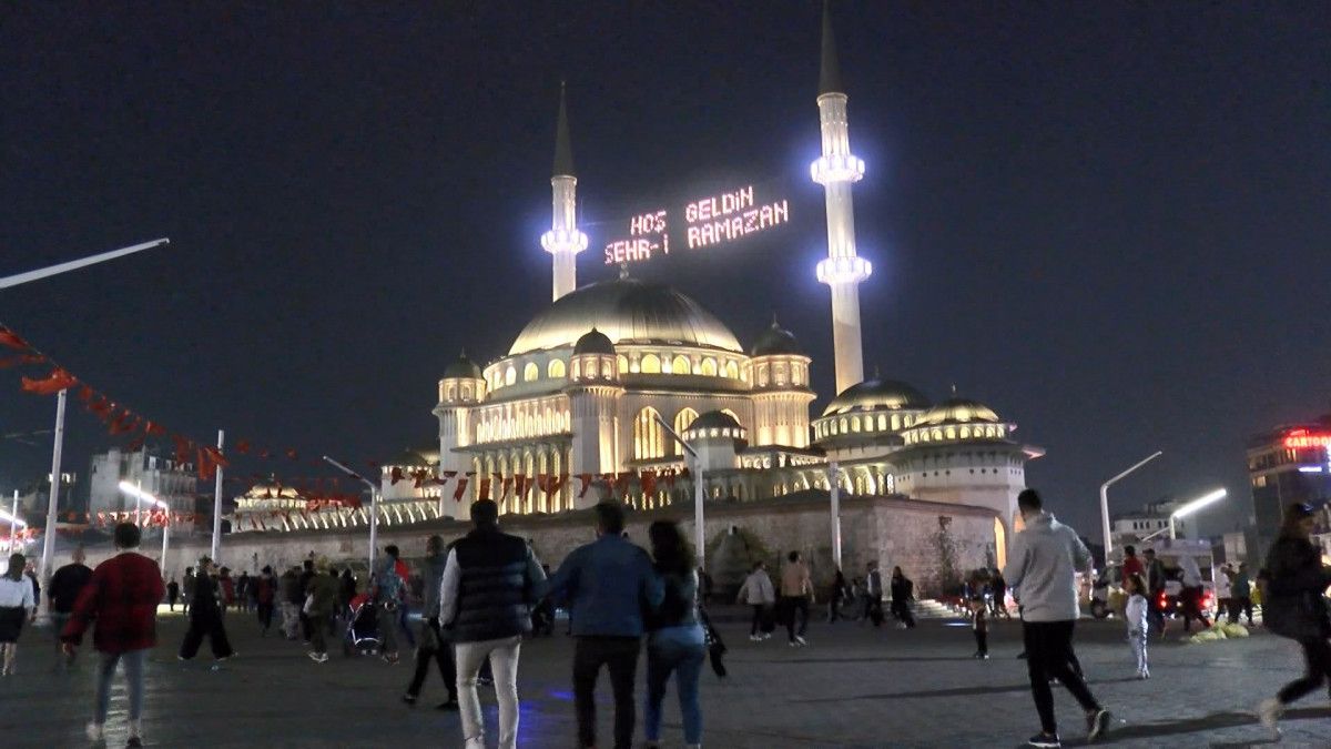 Taksim Camii nde ilk teravih namazı kılındı #3