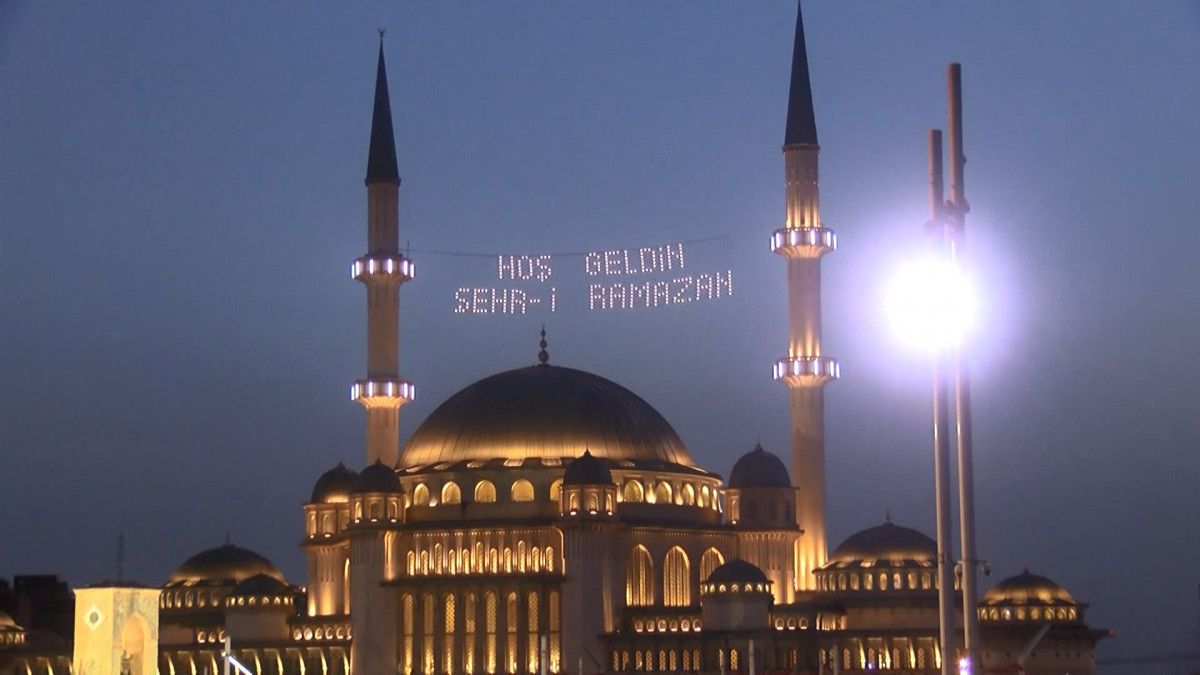 Taksim Camii nde ilk teravih namazı kılındı #2