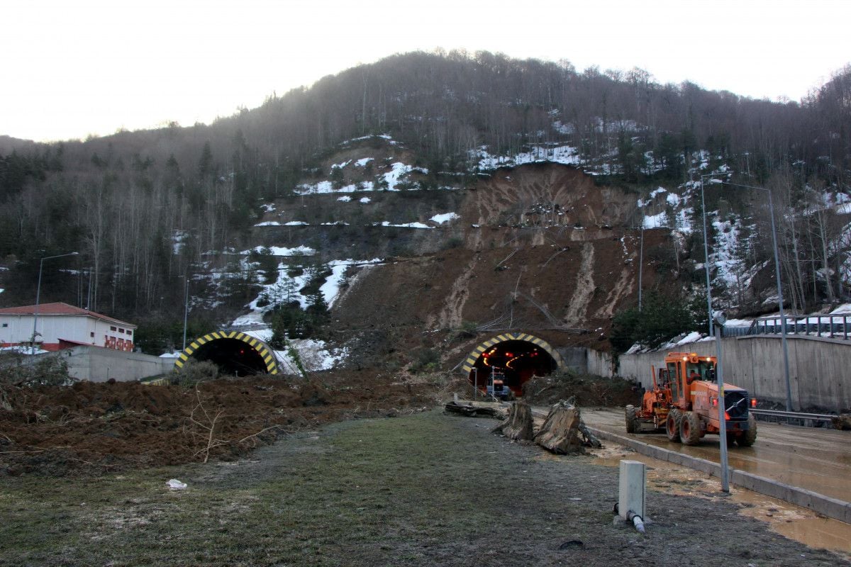 bolu dagi tuneli nde heyelan nedeniyle kapanan yolu acma calismalari suruyor 31692