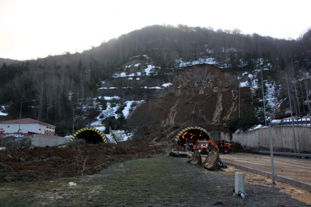 bolu dagi tuneli nde heyelan nedeniyle kapanan yolu acma calismalari suruyor 65895