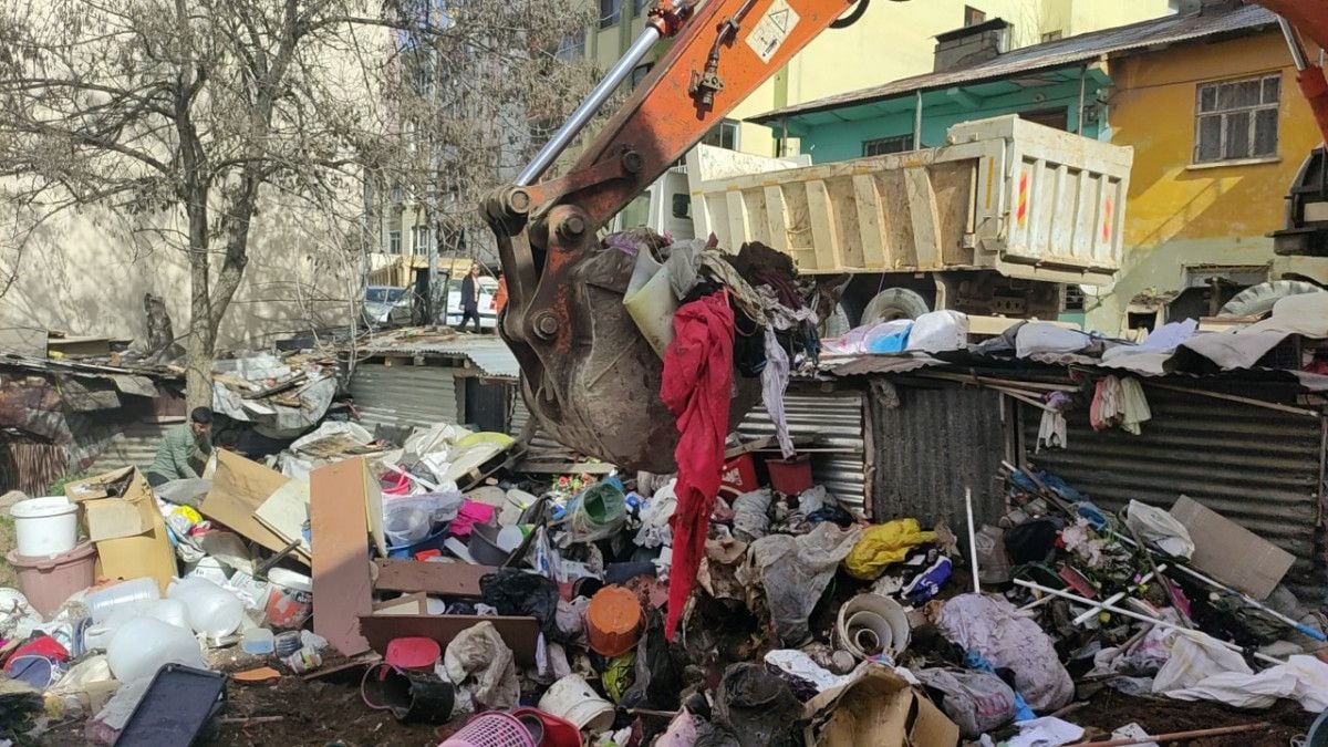 Tunceli deki evden 6 ton çöp çıkarıldı #1